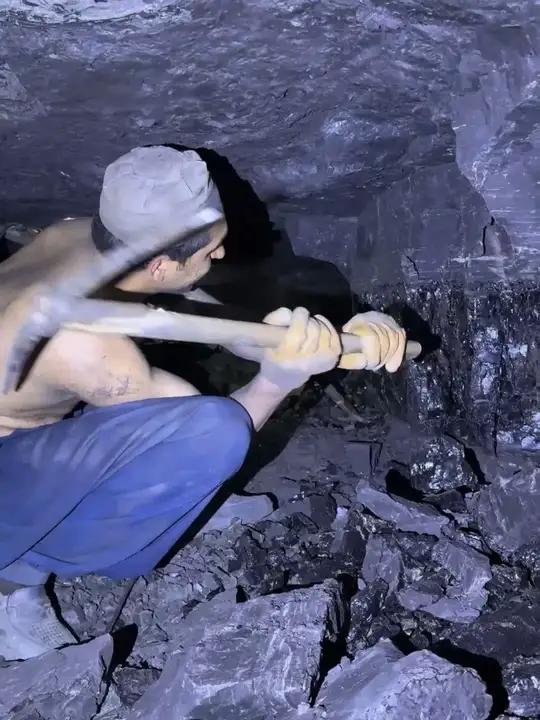 煤炭工人徒手挖煤