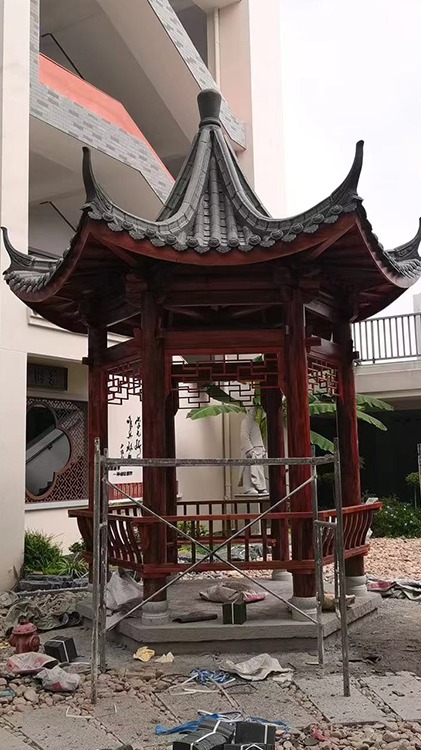一座防腐木六角凉亭完工了,看看怎么样?