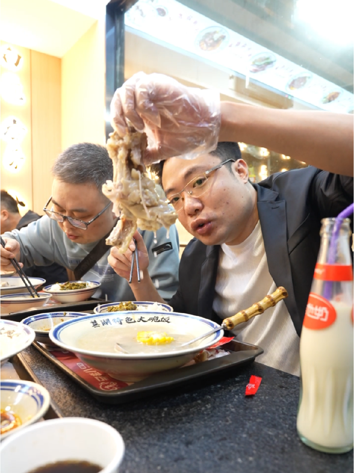 马老八?我到要看看怎么个事!蹄花美食