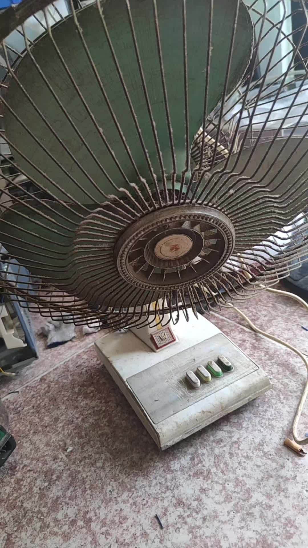 二三十年的古董电风扇,质量真的没话说,全身铸铁材料,重量高达14斤