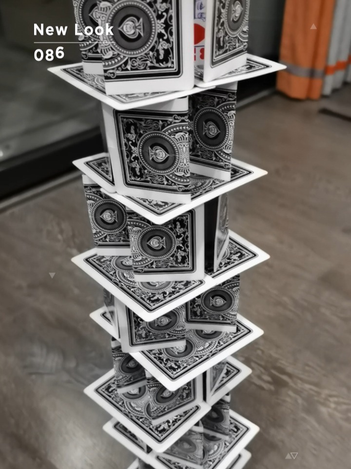 纸牌搭高塔,挑战成功!