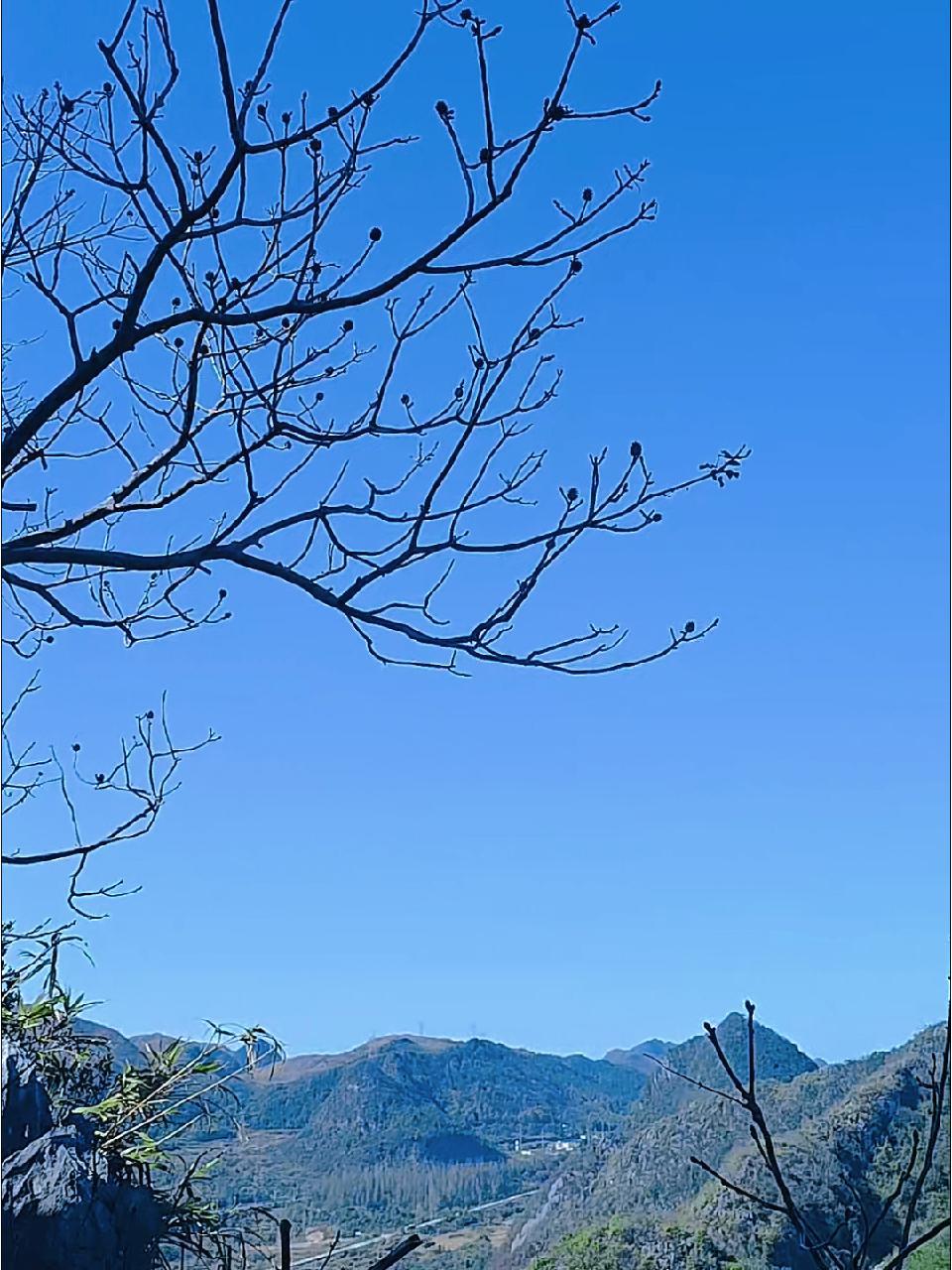 自然的鬼斧神工 蓝天白云晴空万里 自然美才是真的美 登上山顶看美景