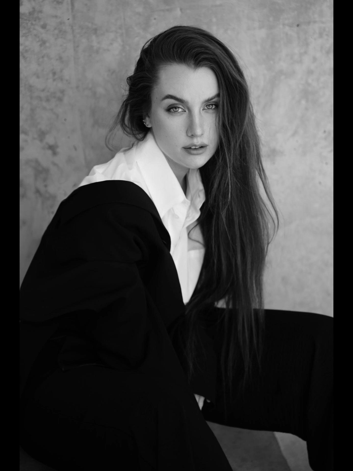 自然光也能拍出时尚感人像,30多度的天气快把模特热疯了😂 黑白风格