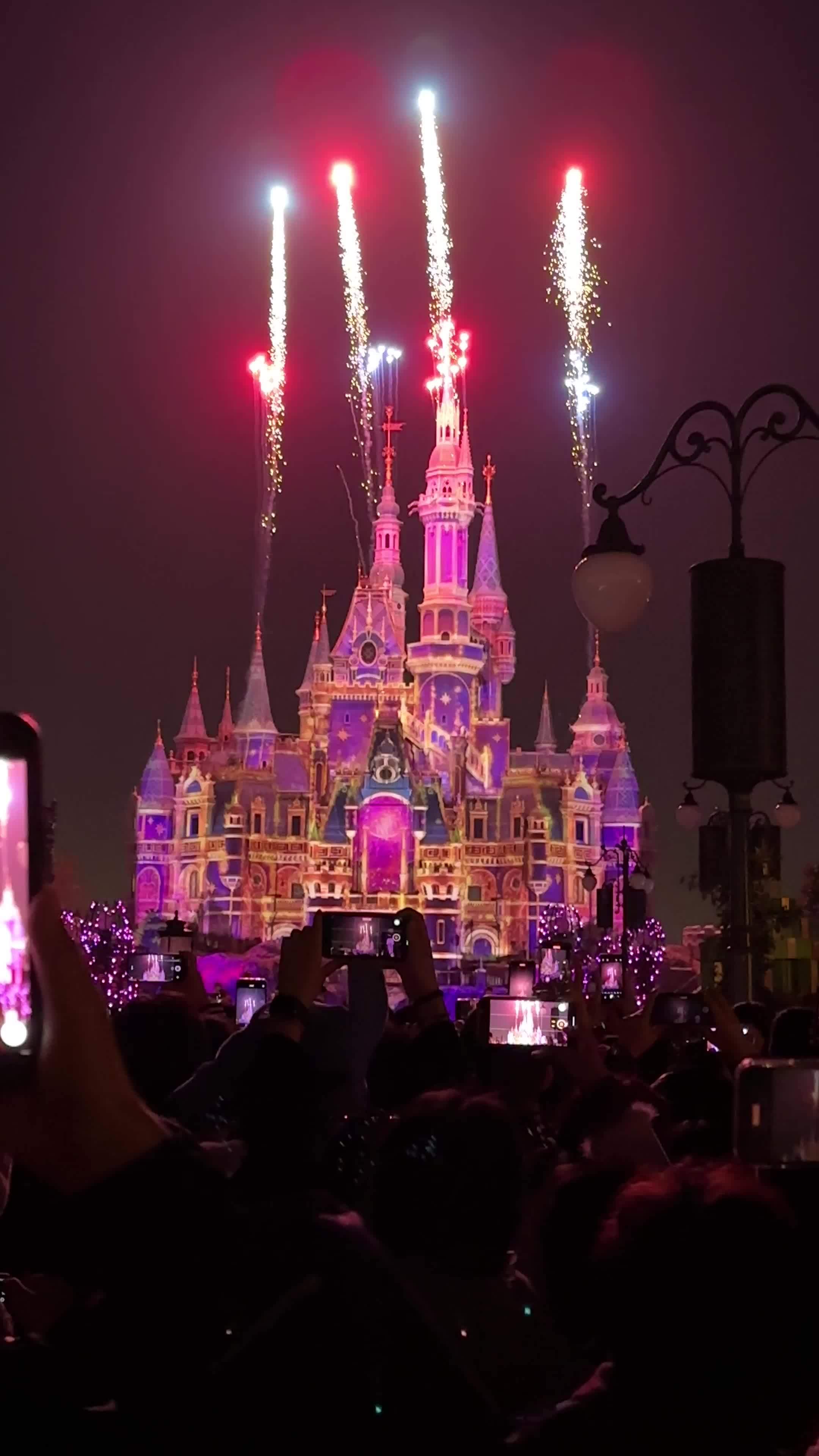 一次完整的迪士尼光影烟花秀 迪士尼烟花 迪士尼 城堡 迪士尼城堡