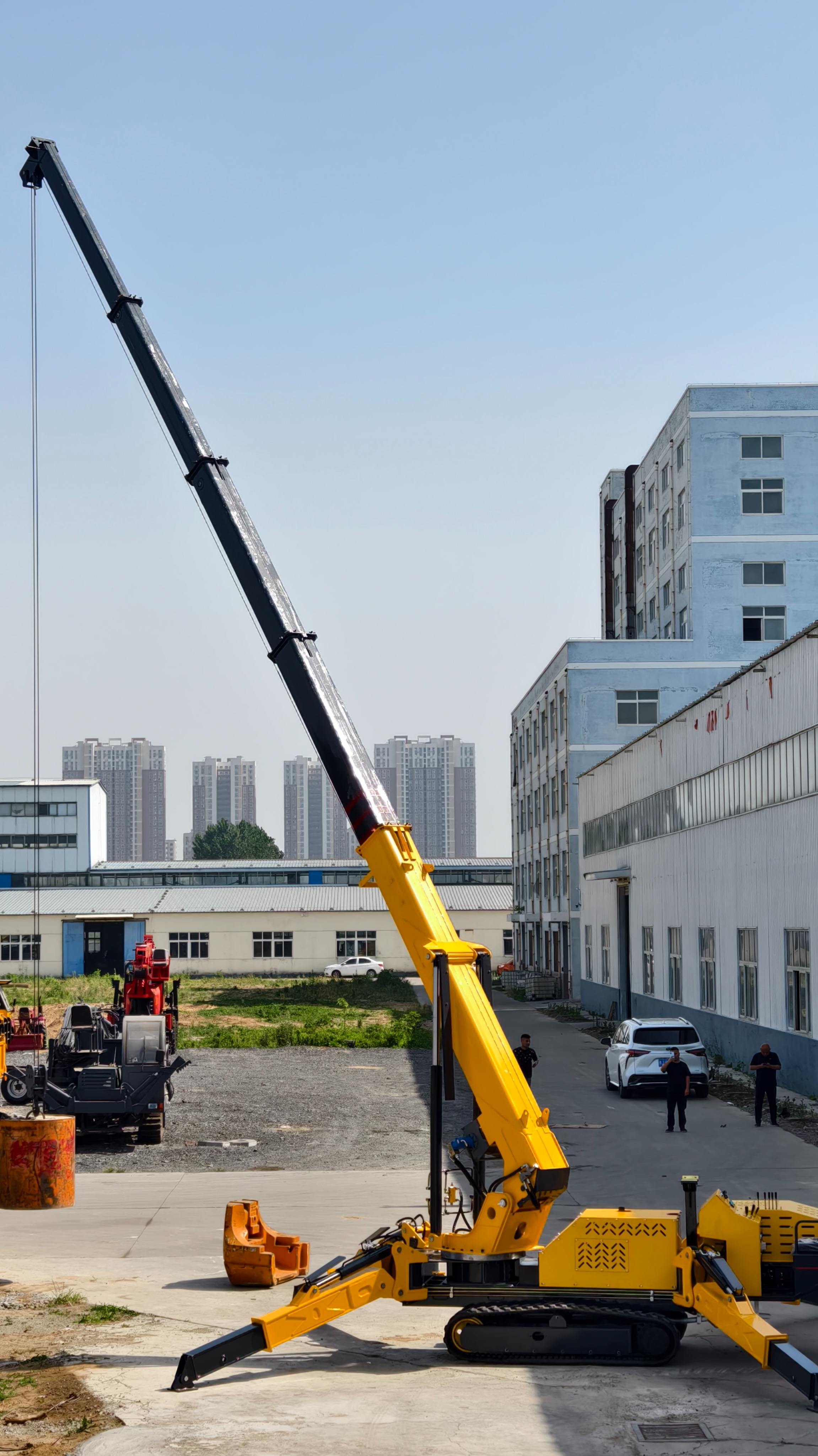 大型蜘蛛吊车的吊重现场