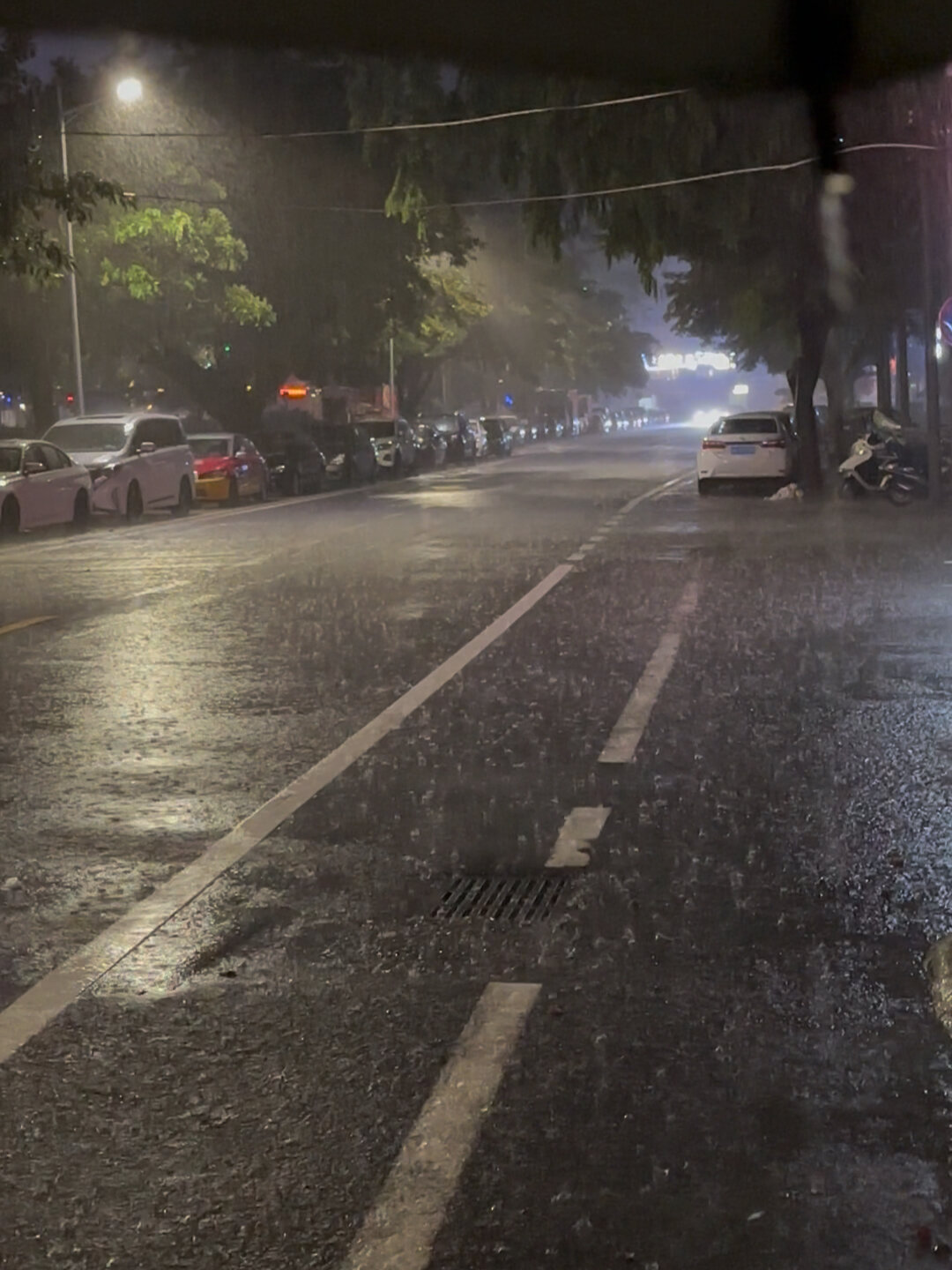 高质量一手运镜走拍夜晚大暴雨素材