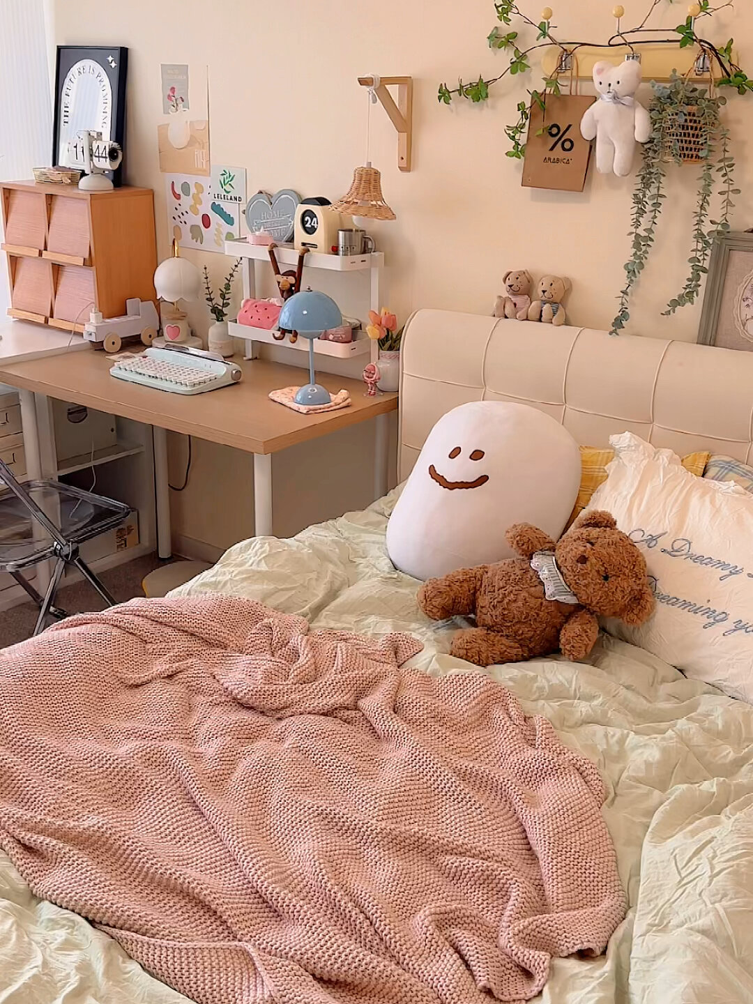 女高中生卧室布置带飘窗小卧室你就这样搞