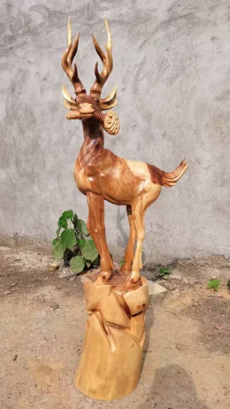 在腊月天的大集上看到一只孔雀开屏根雕摆件,形神具备,值得欣赏-度小