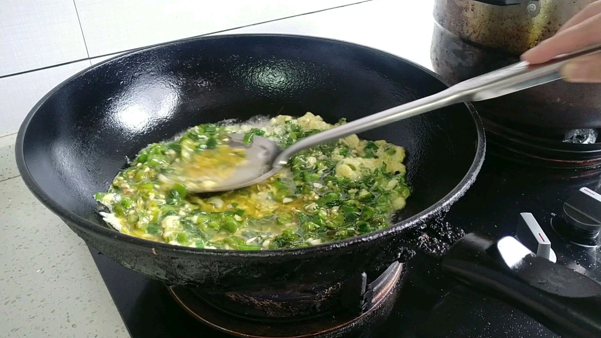 青椒鸡蛋饼家常做法,简单美味