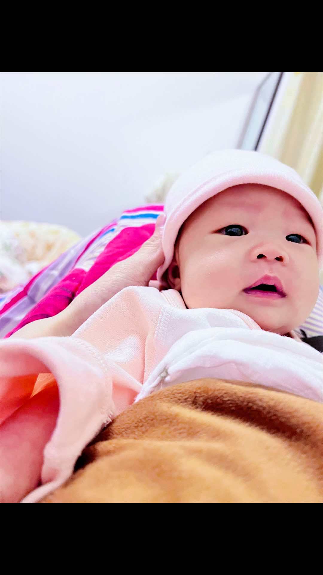 怀里的小可爱 这样萌萌的小毛孩可爱的不像话了 有一个超级可爱的宝宝