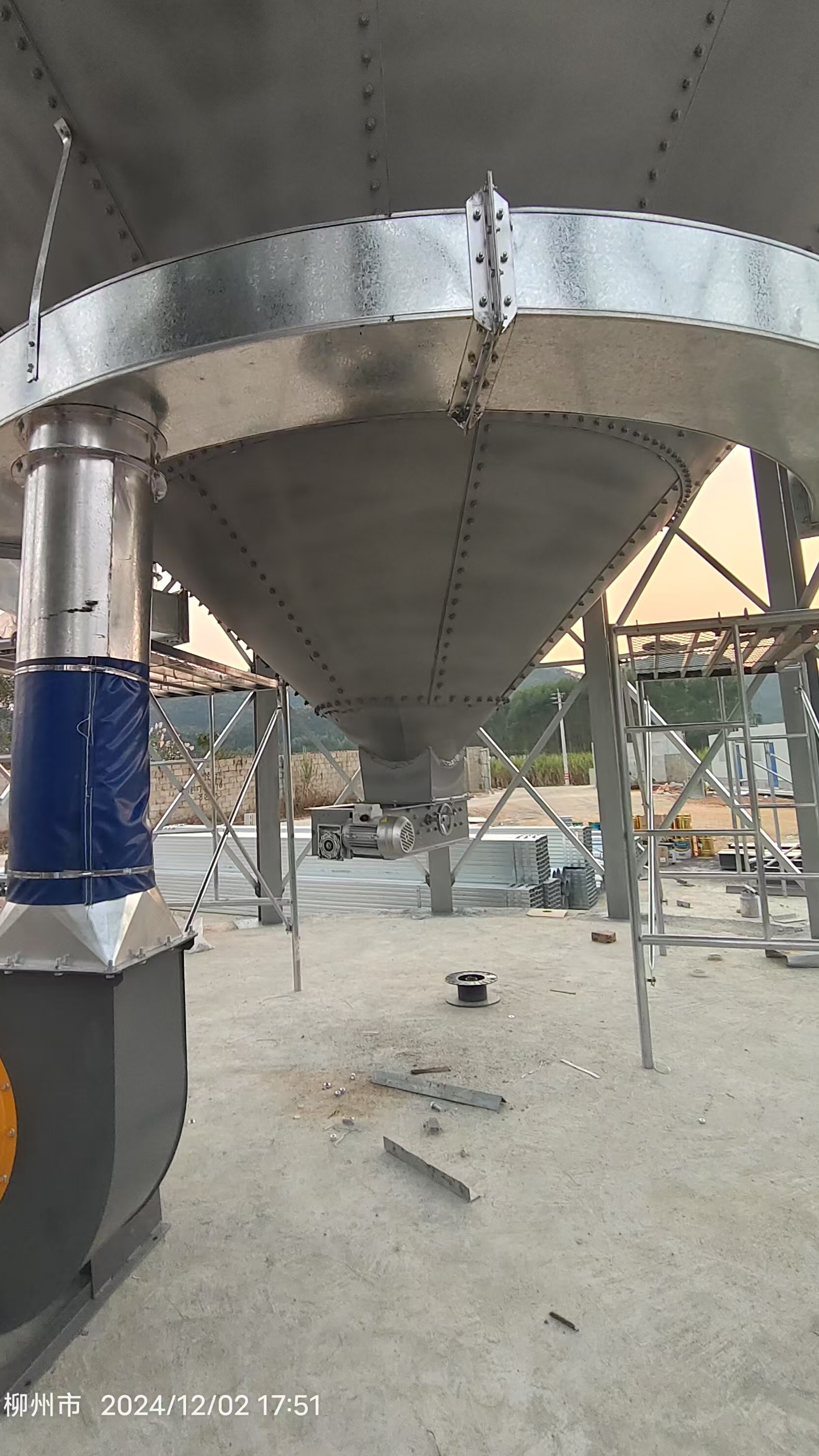 丰德鑫正粮食钢板仓融水项目地两仓通风环道组装