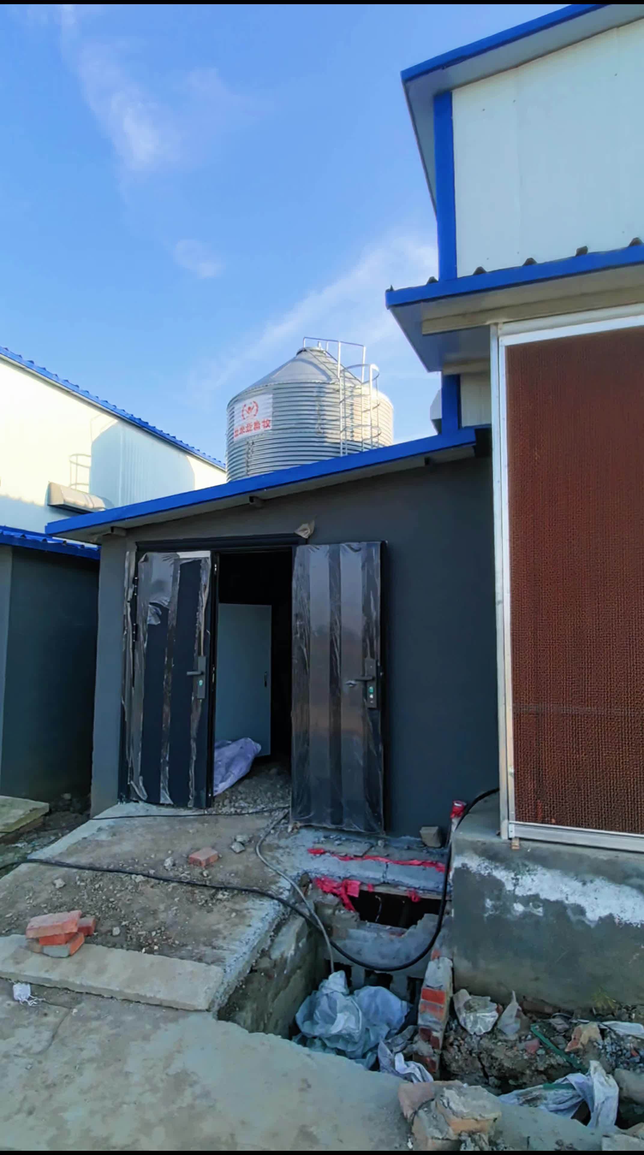 八栋养鸭设备,蛋鸭笼安装工地.鸭笼 养鸭 鸭子