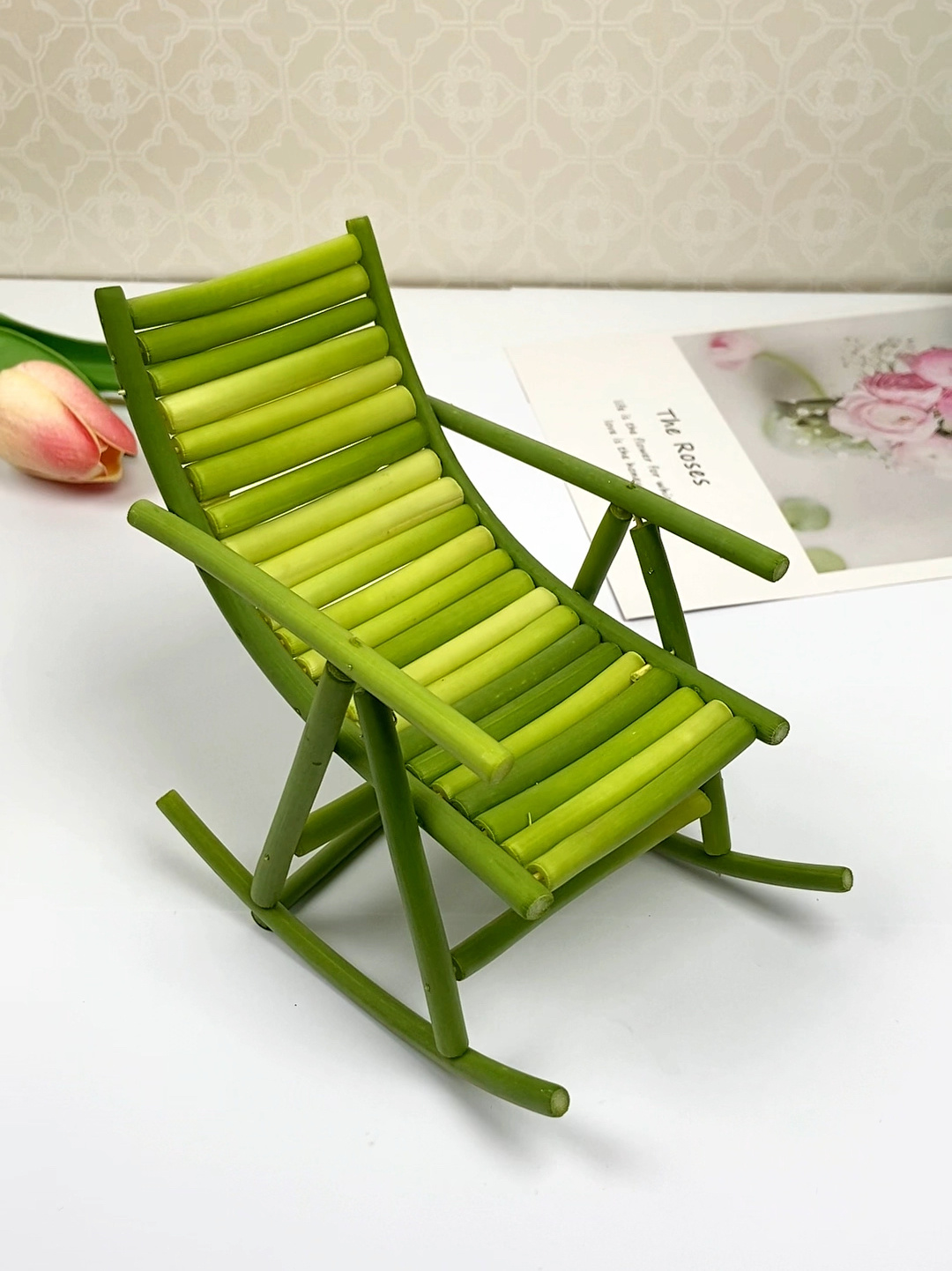 快用妈妈备的年货蒜苔来制作摇摇椅吧