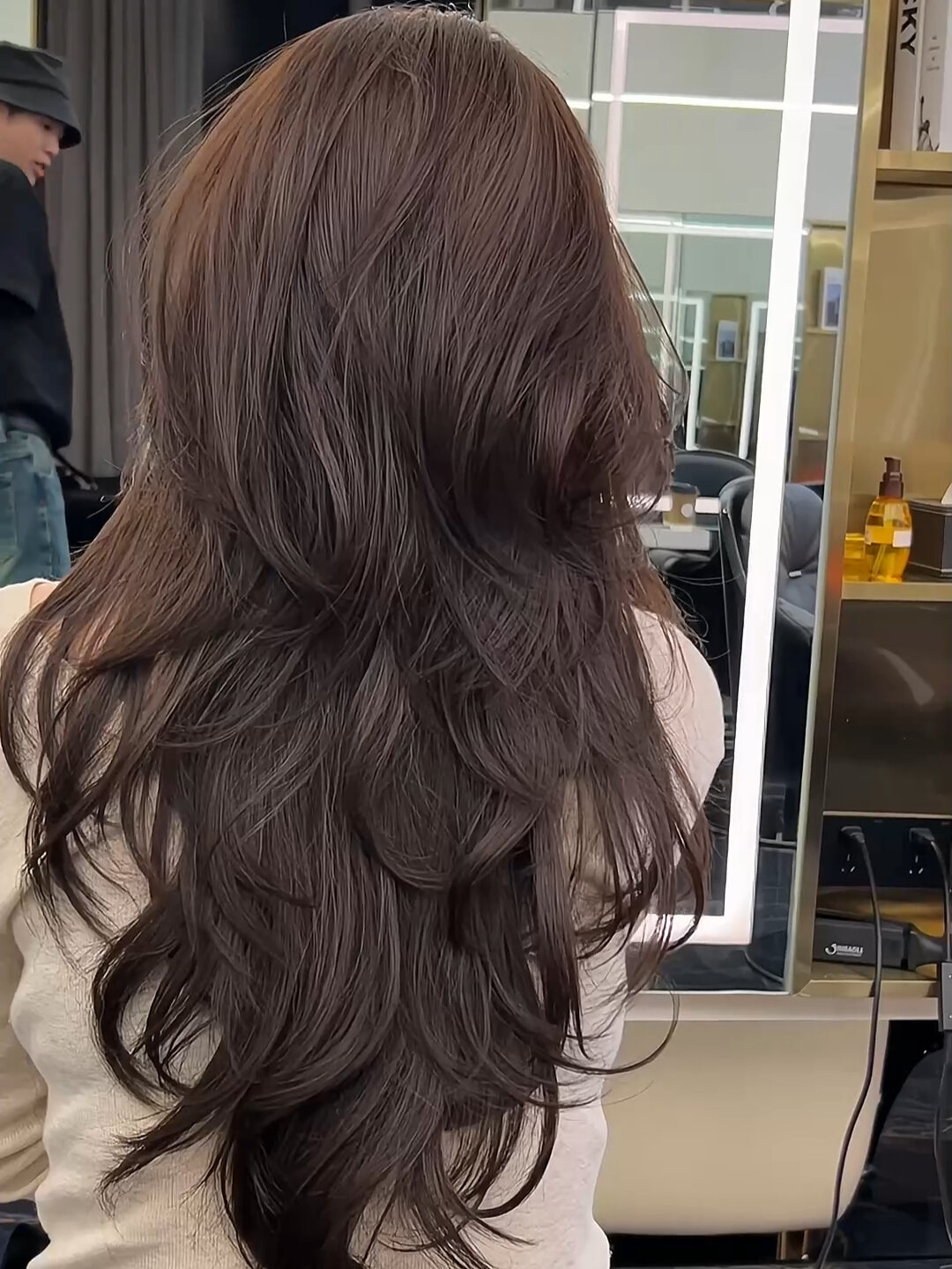 中长发女生烫这样的高层次卷发真的很好看