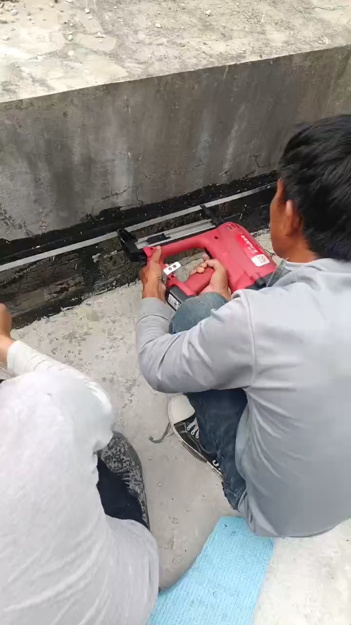 防水压条怎么施工,选用瓦斯射钉枪
