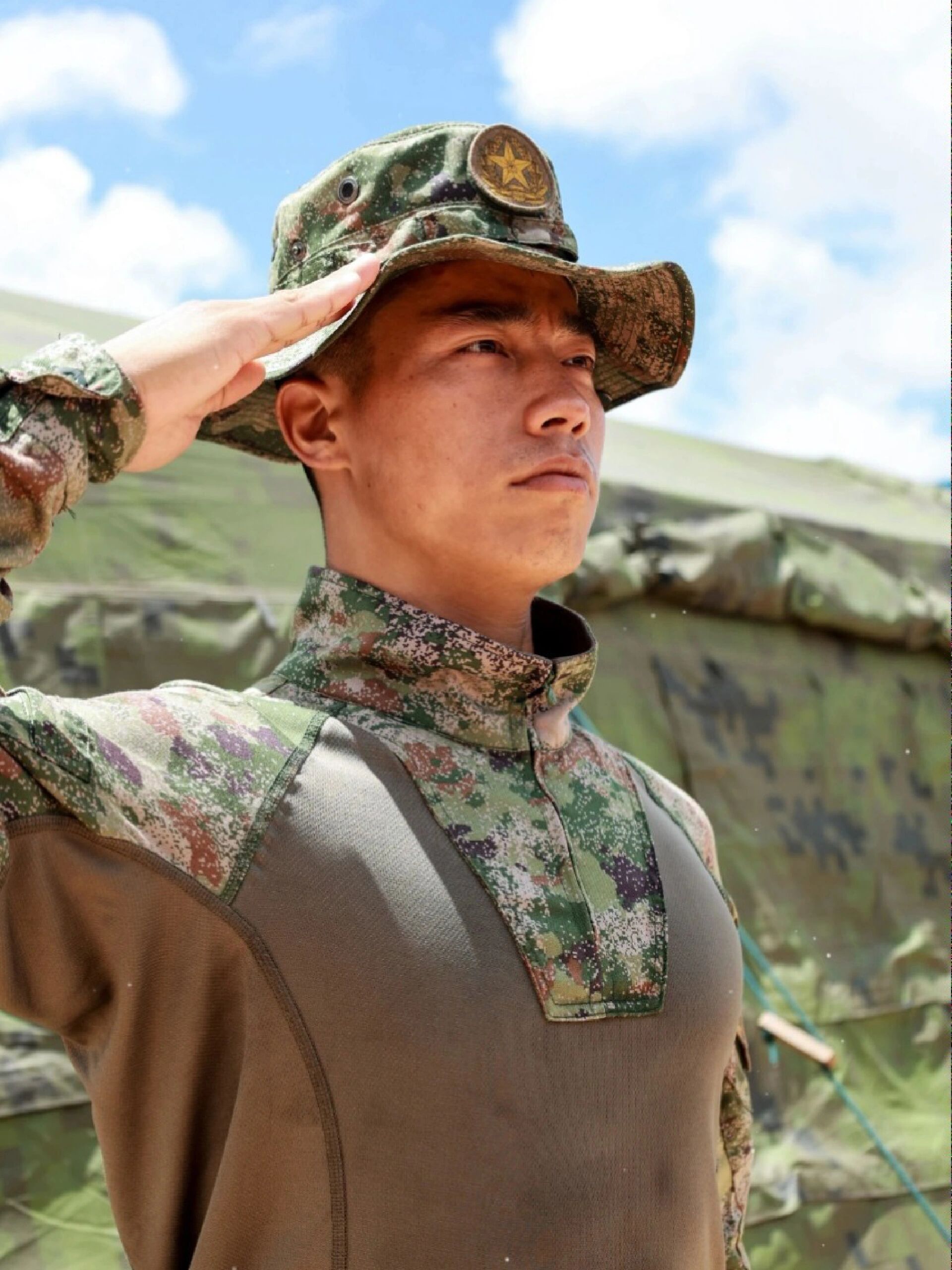 21式丛林迷彩蛙式作训服陆续配发各部队!-度小视