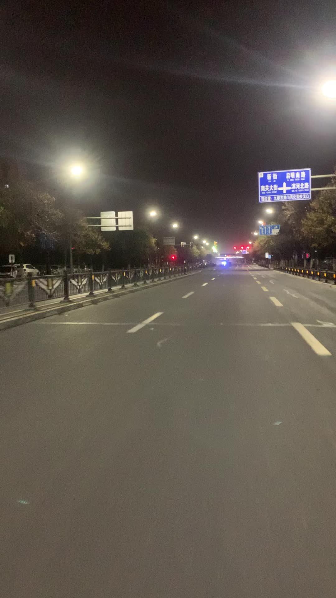 路上空无一人 冷清的街道 疫情下的城市