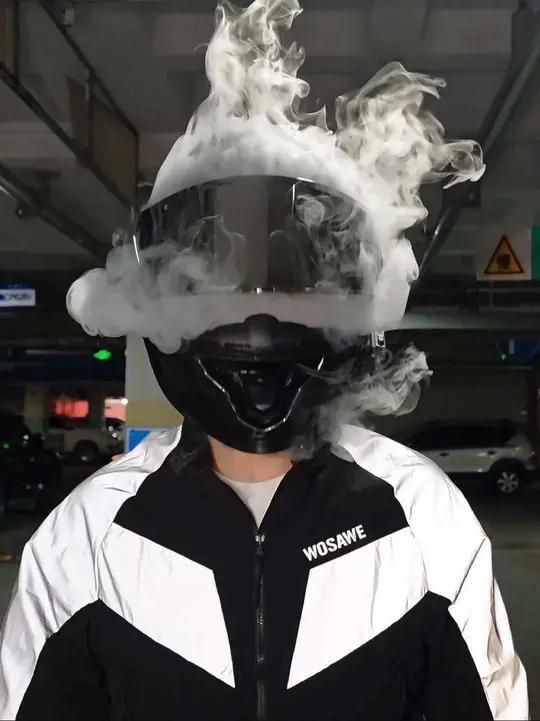 你男朋友很帅 但是他的头盔会冒烟吗