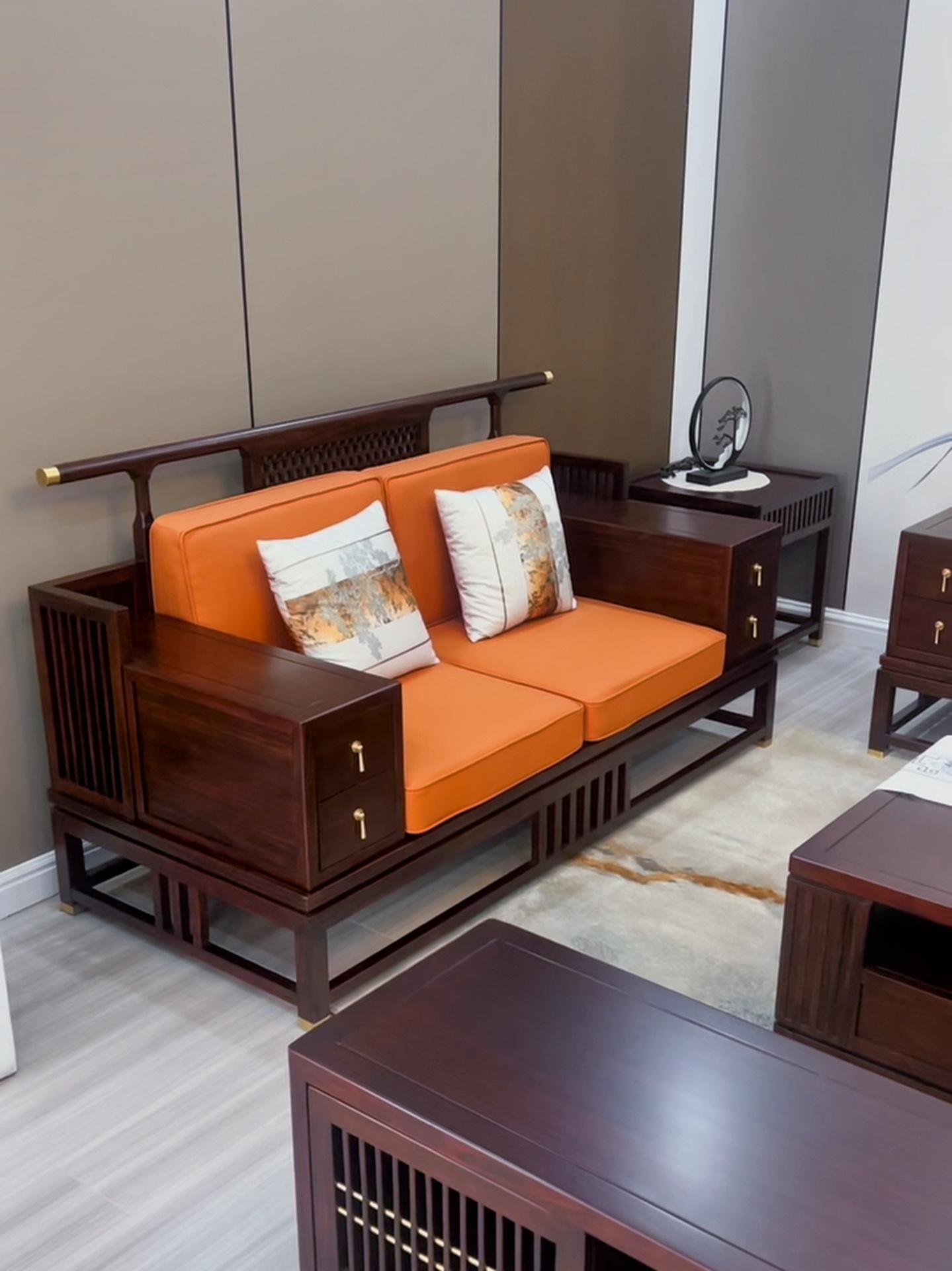 上热门 一款新中式实木沙发,以优质实木材料制成,内外兼修,展现出传统