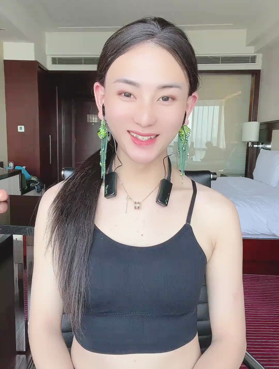 大家好,我是一名男扮女装的反串演员童美人一首好听的歌送给大家