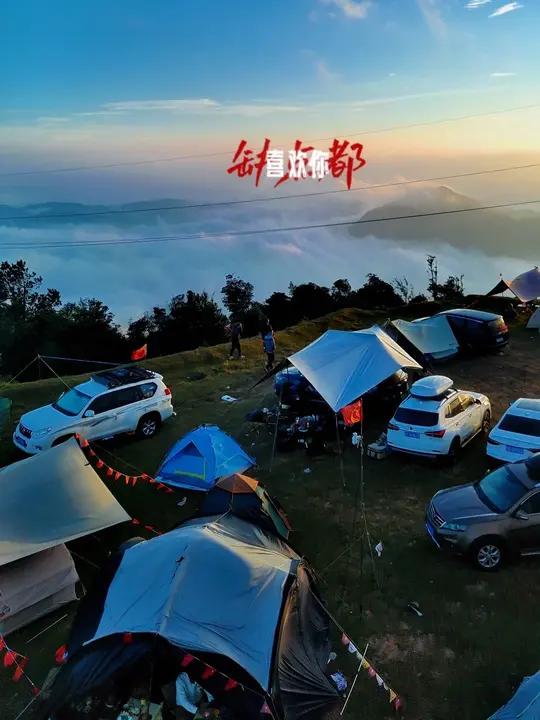 罗定风车山 十号风机位露营看云海