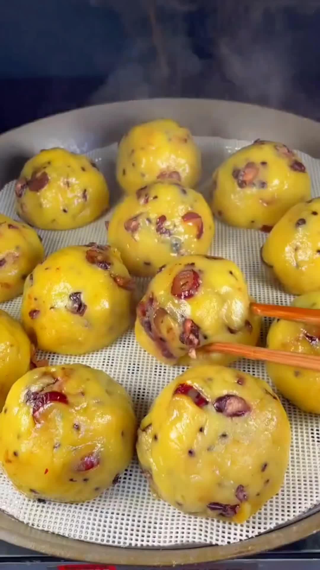 软软糯糯香甜可口儿子每天都喊着让做这个大黄米窝窝头,糯糯唧唧的