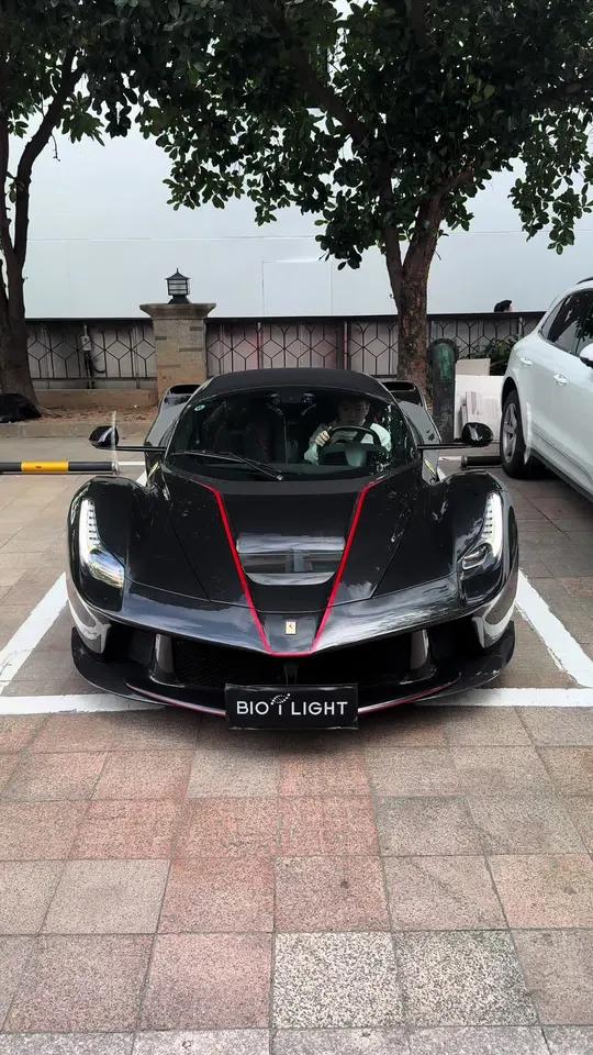 深圳大佬新店开业,玩车大佬付总的敞篷法拉利拉法前来助阵,黑武士的