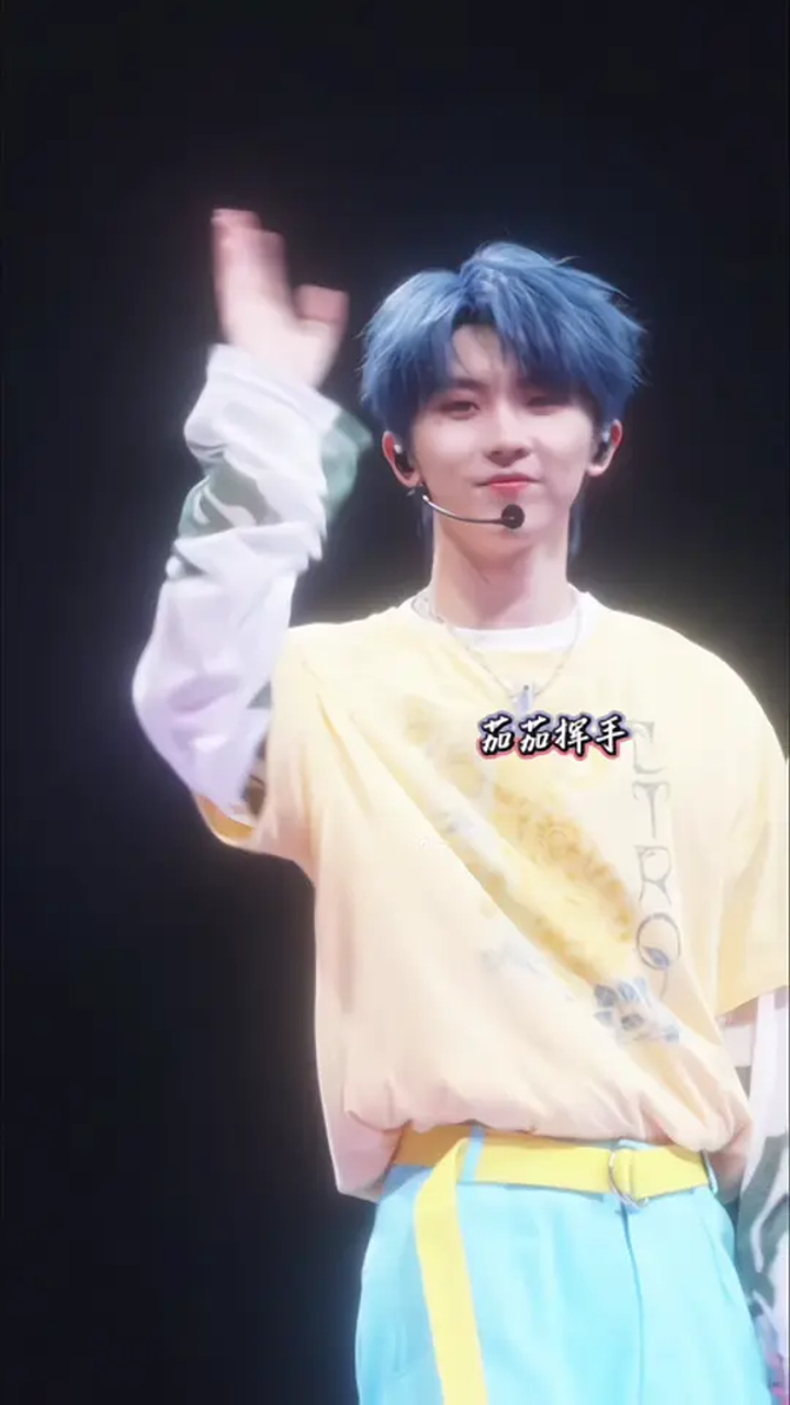 对视上了马嘉祺,对视