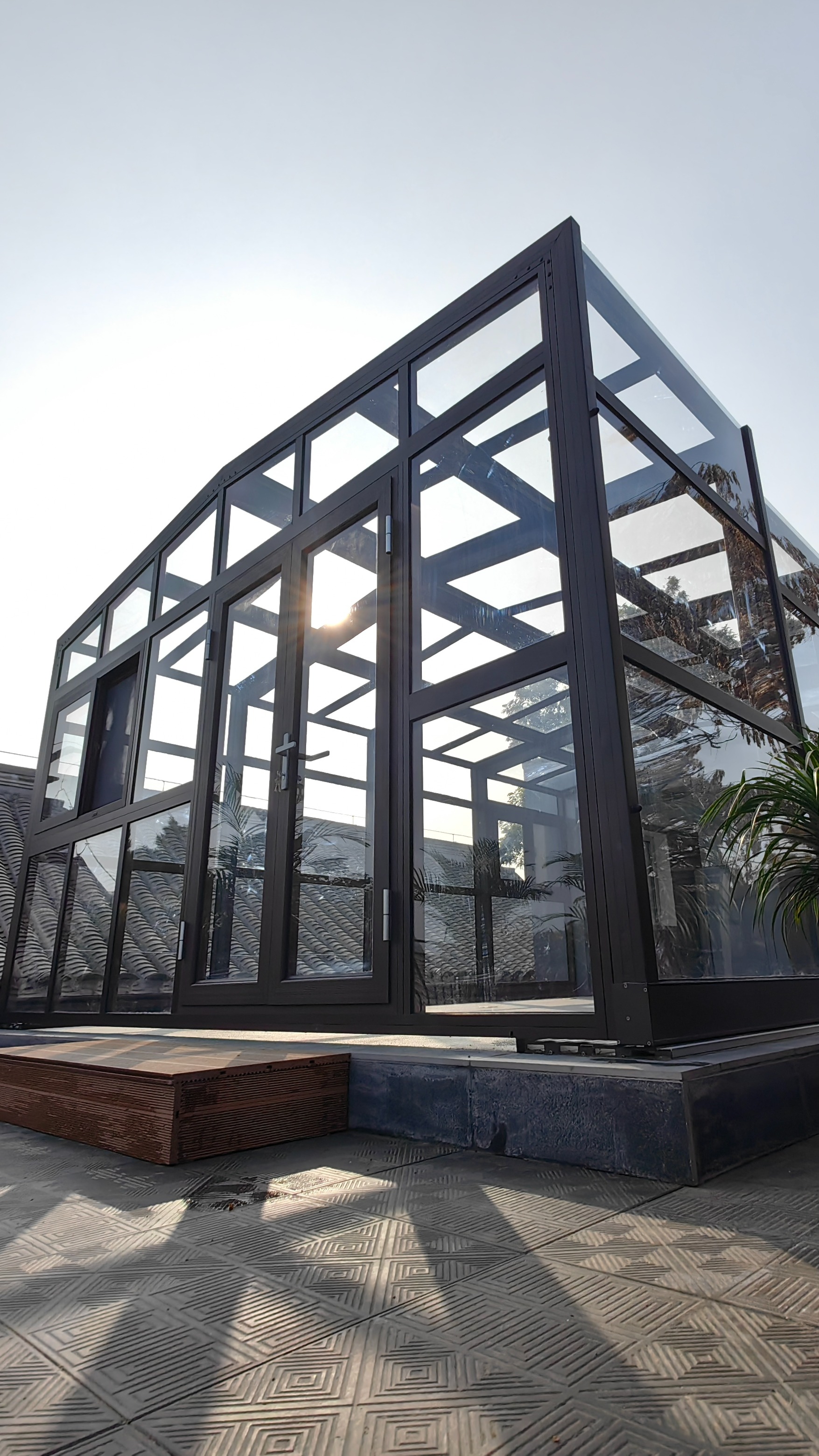 还在纠结院子怎么改造?试试装个可移动阳光房