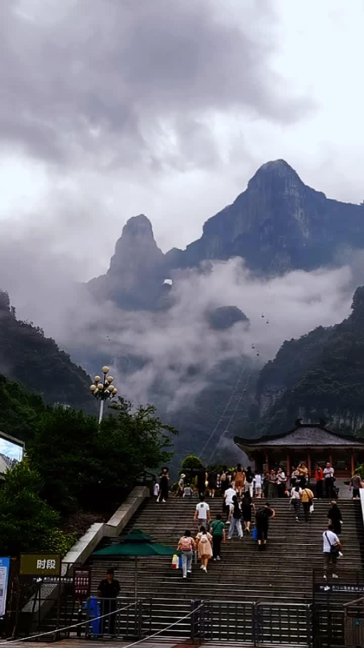 张家界天门山 天门山绝美云海风景图 登上山顶看美景 云雾缭绕人间