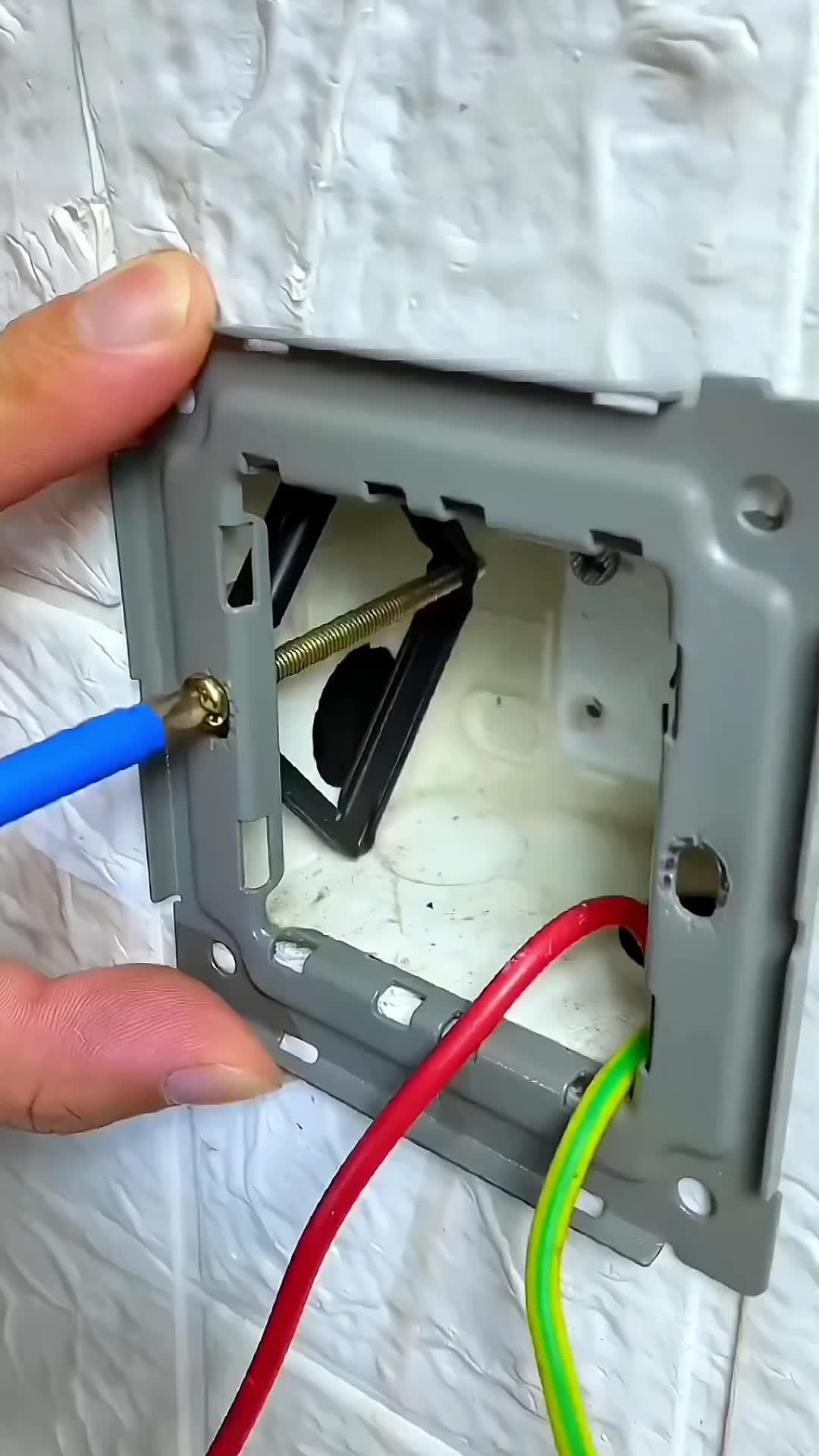 插座暗盒螺丝坏了,别着急,用这个 暗盒修复器 轻松修复好,安装简单