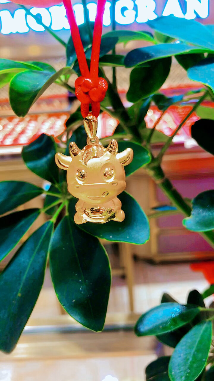 生肖牛吊坠,寓意牛转乾坤,象征生活美满
