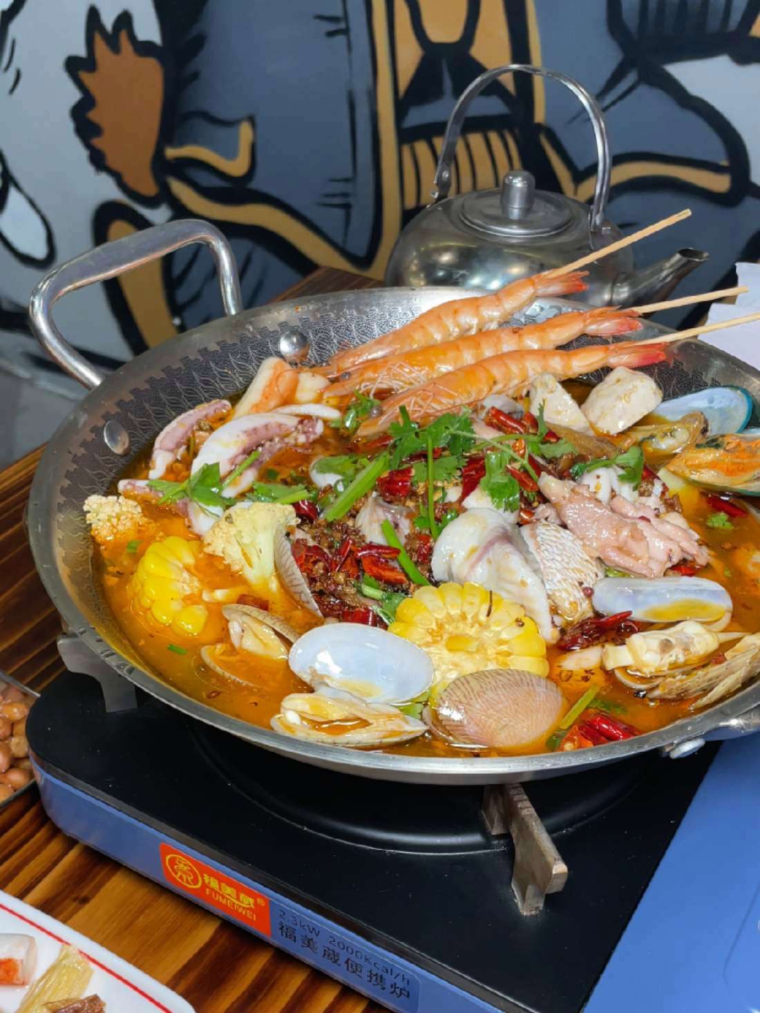 海鲜大咖驾到,鲜香麻辣直击灵魂!虾肥贝嫩,汤汁拌饭能吃三碗!