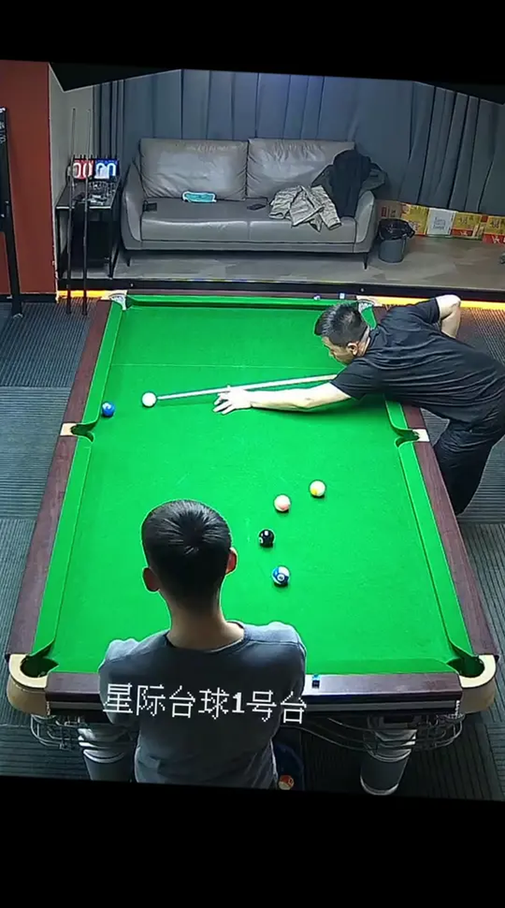 台球一档选手这是拿命在打球这是在玩命