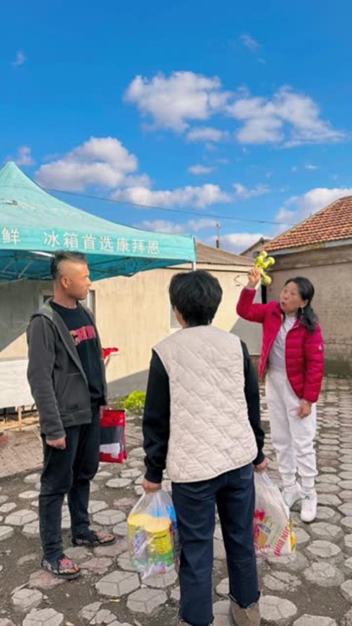 给老丈人送吃的和棉裤,丈母娘说吃啥都白瞎