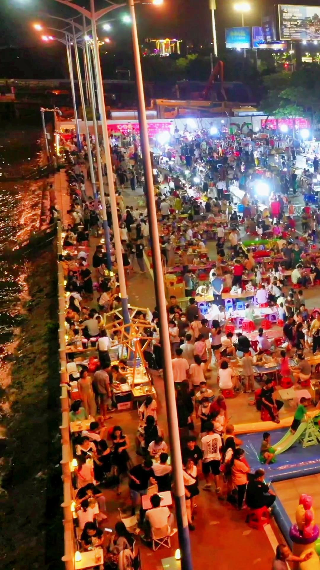 防城港 海边地摊夜市人山人海,好热闹,一起来打卡吧 防城港旅游-度小