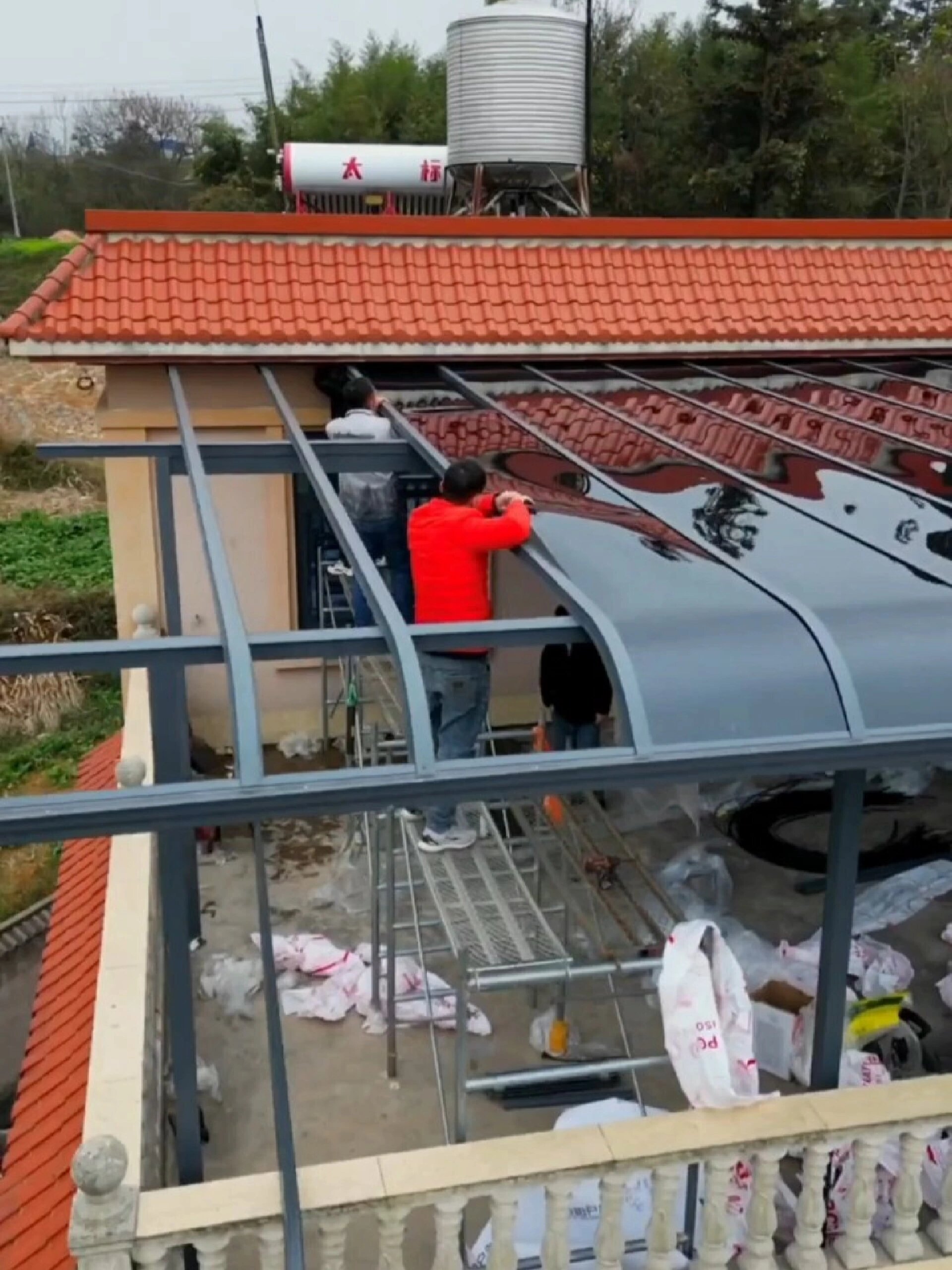 现在农村别墅自建房都用这种阳光耐力板雨棚