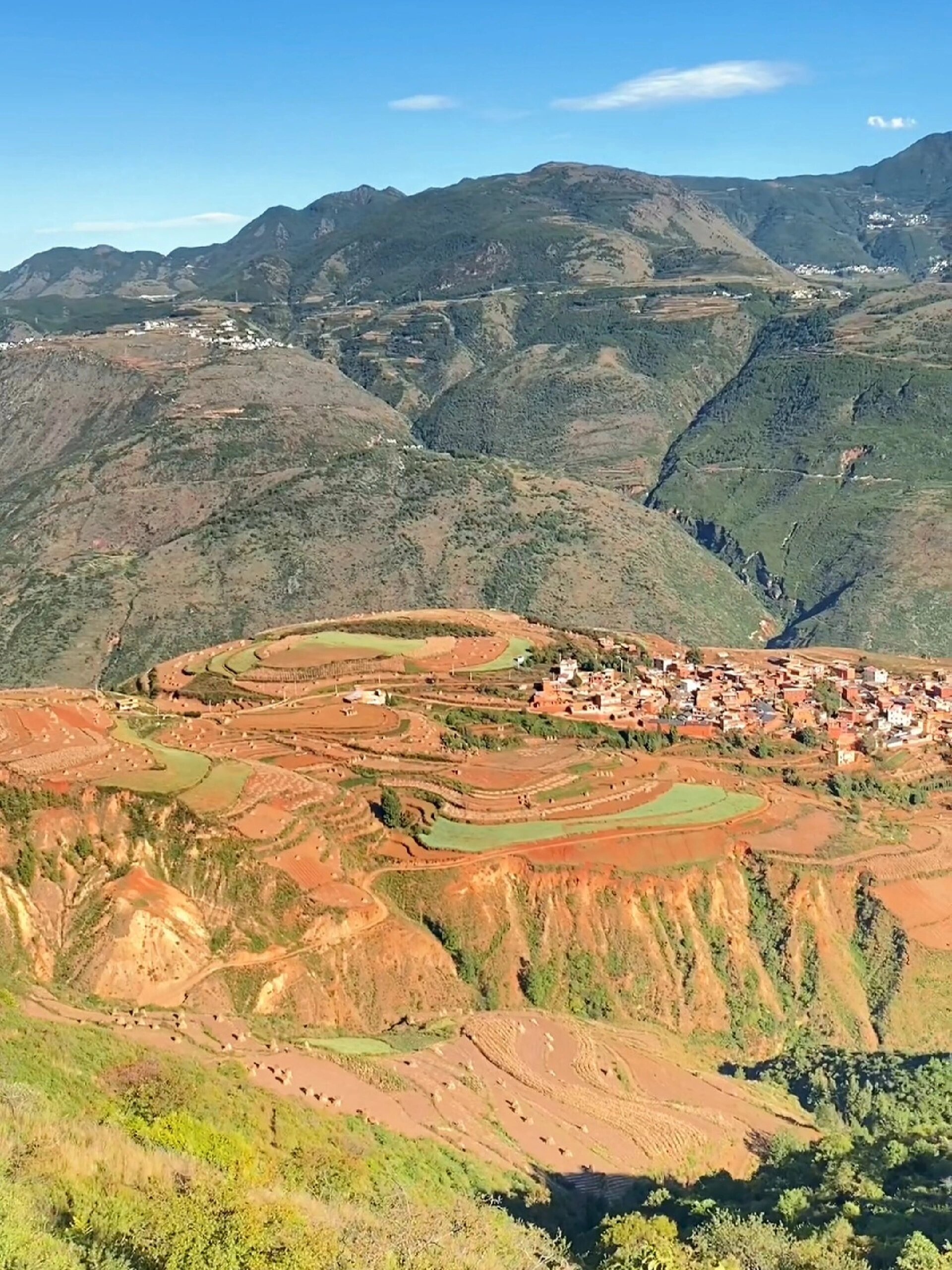 东川红土地落霞沟图片