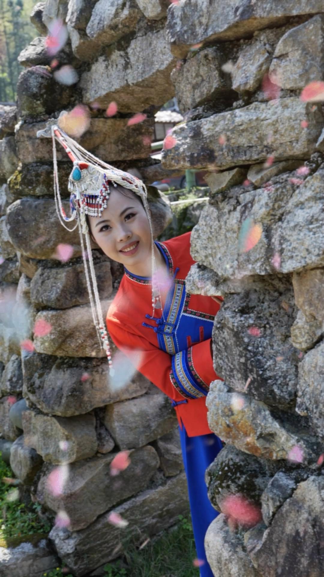 作为一个畲族姑娘怎么能不拍一次变装呢总要穿一次少数民族服饰少数