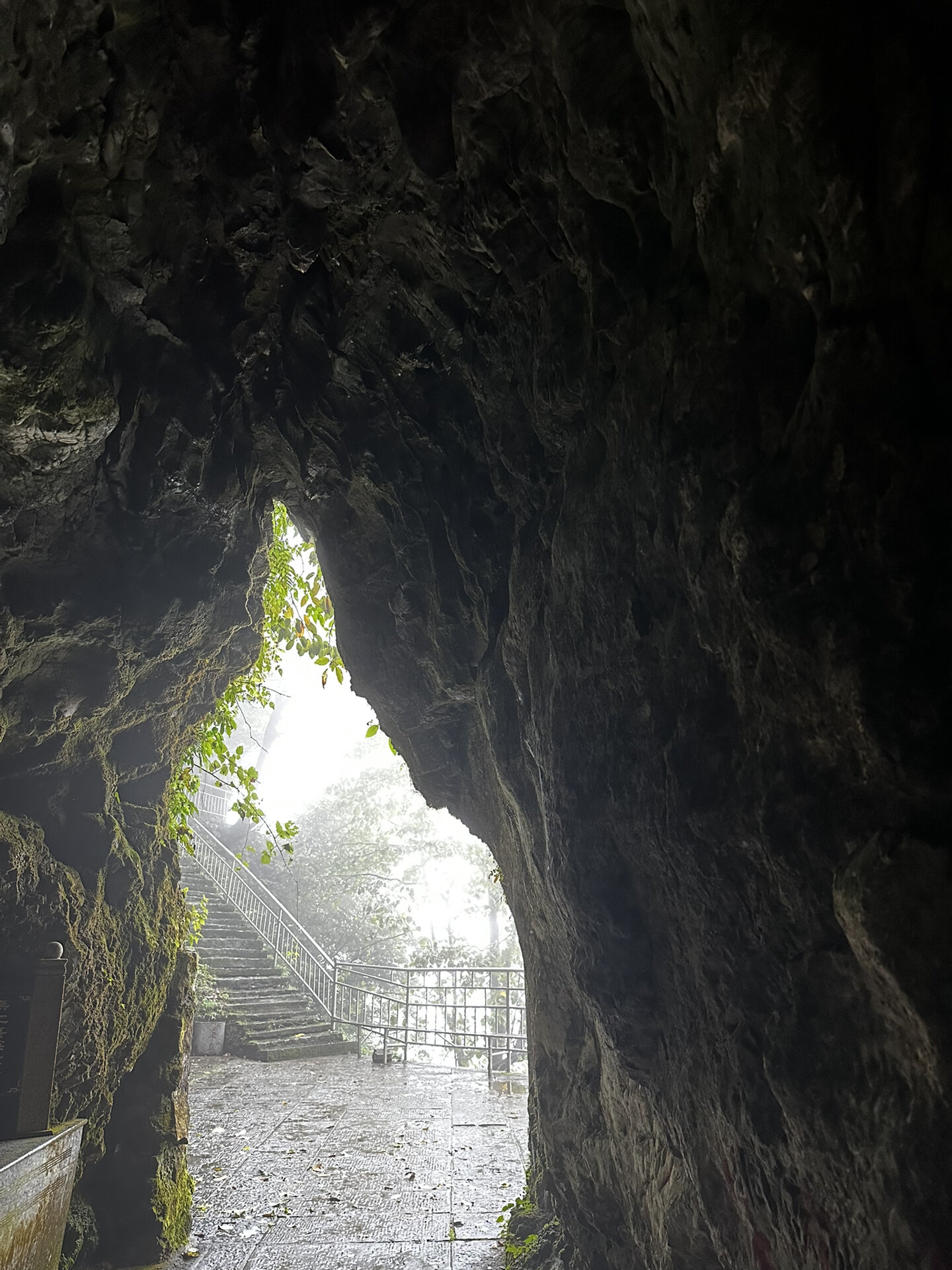 峨眉山九老洞探险图片