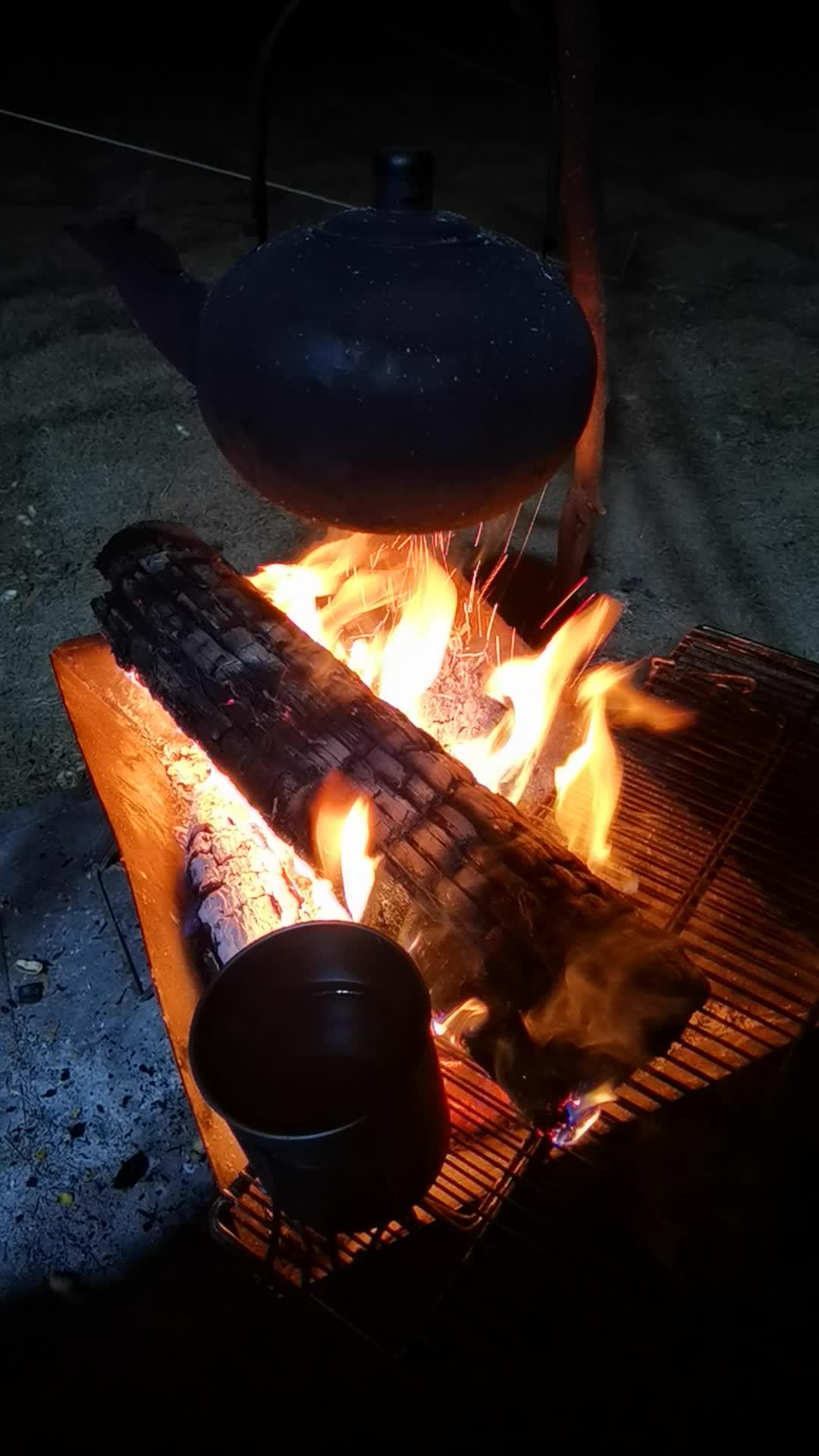 烤火取暖 围炉煮茶 乡里烟火能温柔整个世界 烤旺火 所有黑暗都被这