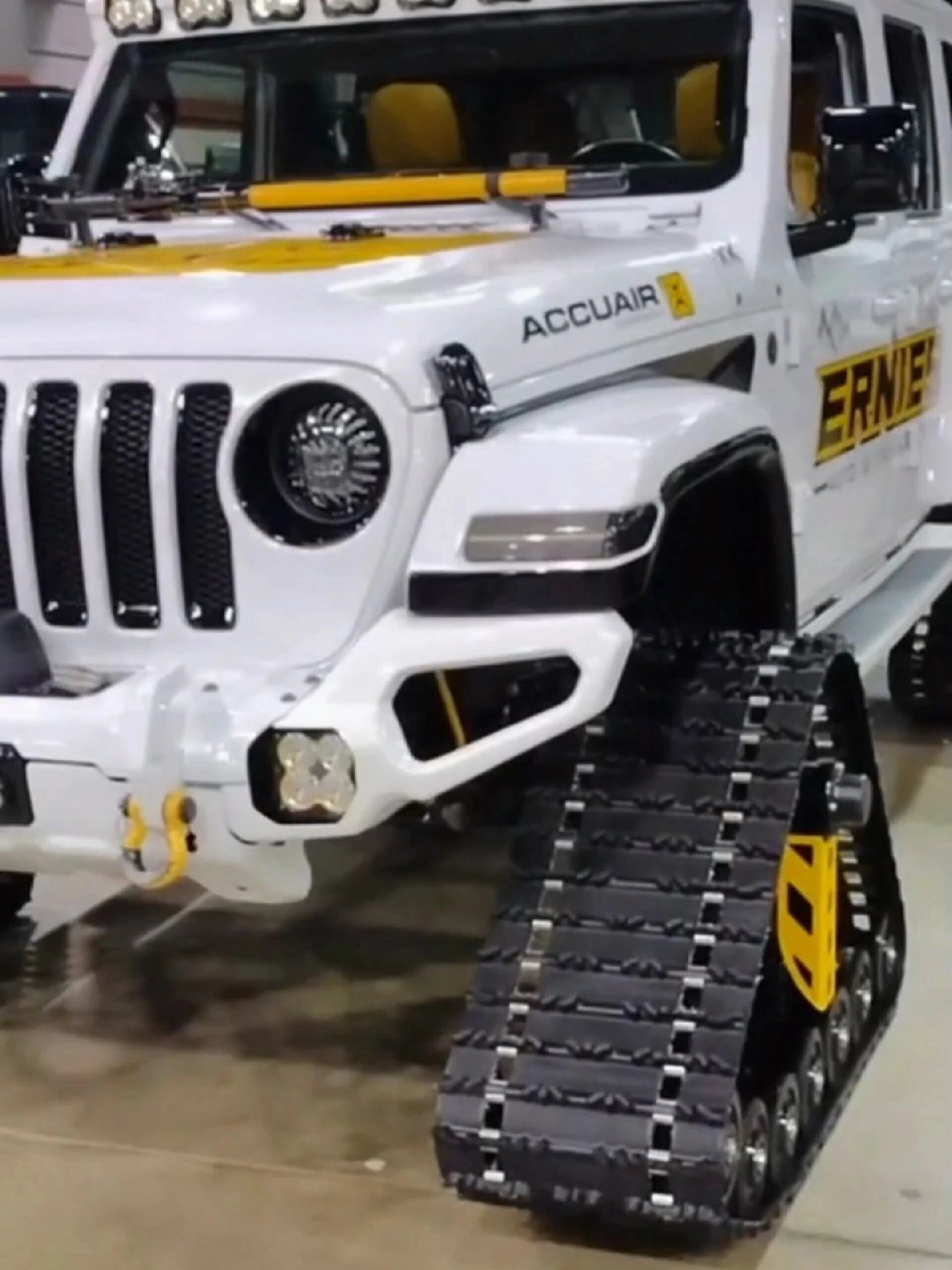 改装履带式越野车