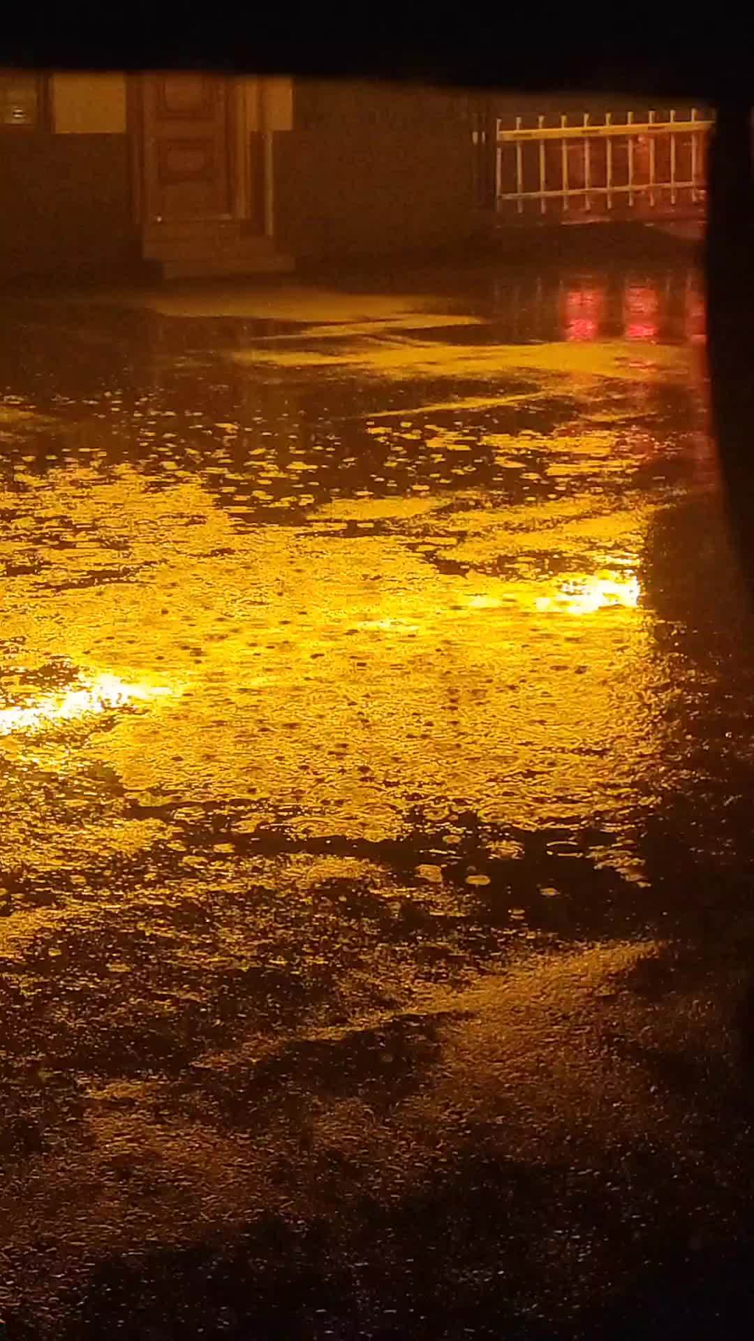 夜晚雨天摄影构图教程，一分钟就会