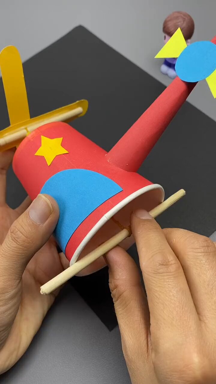 纸杯做个直升机,一根皮筋就能高速旋转起来