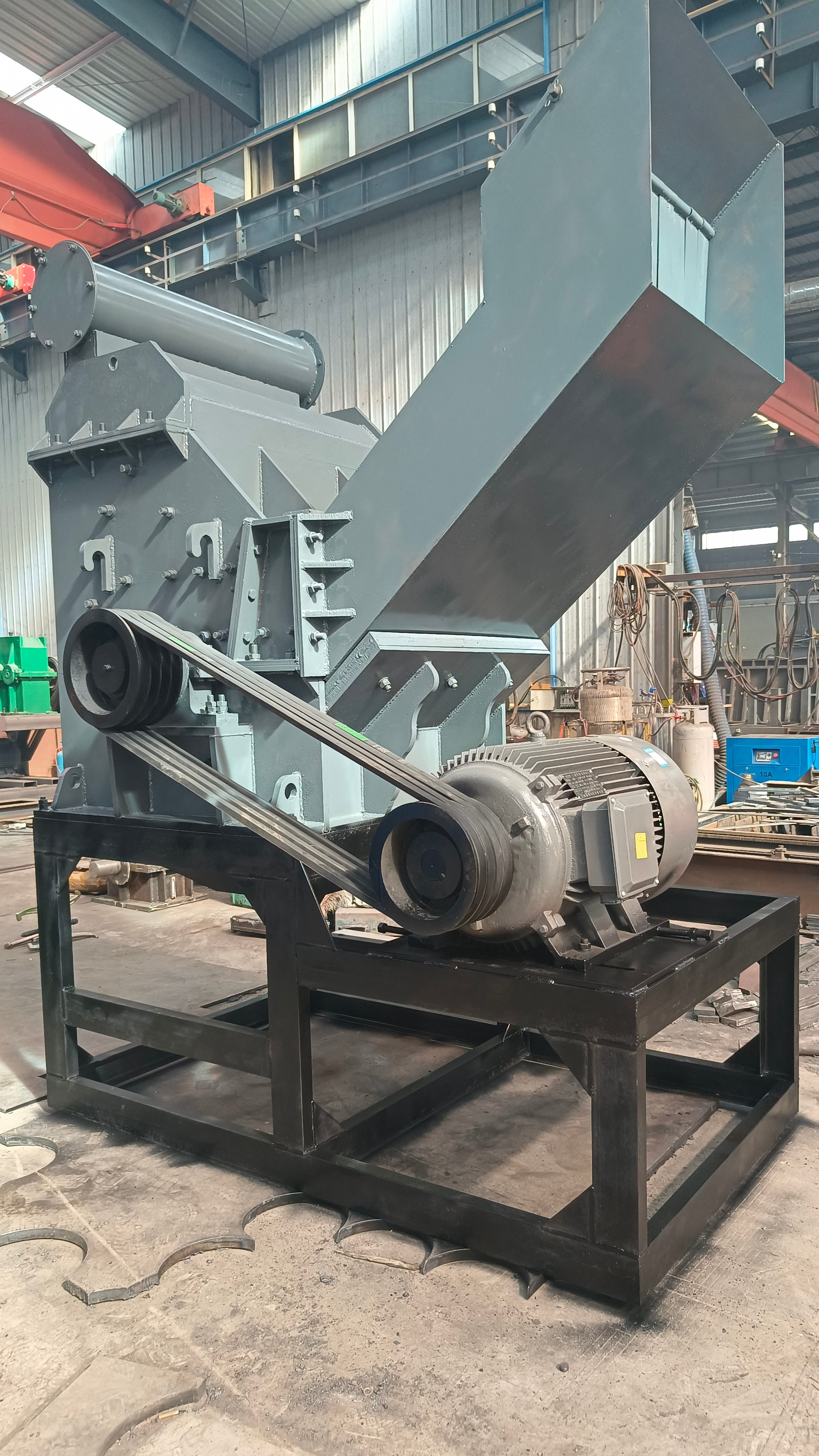 报废汽车壳破碎机出料细碎,颗粒均匀,是废金属破碎回收优良设备