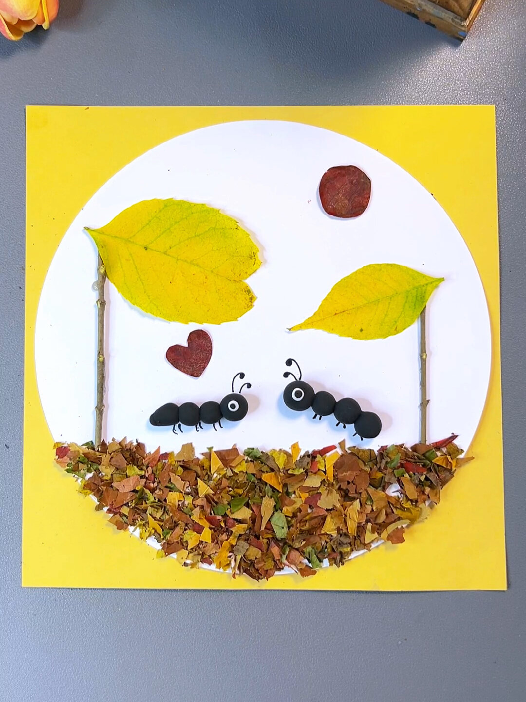 蚂蚁搬家树叶画