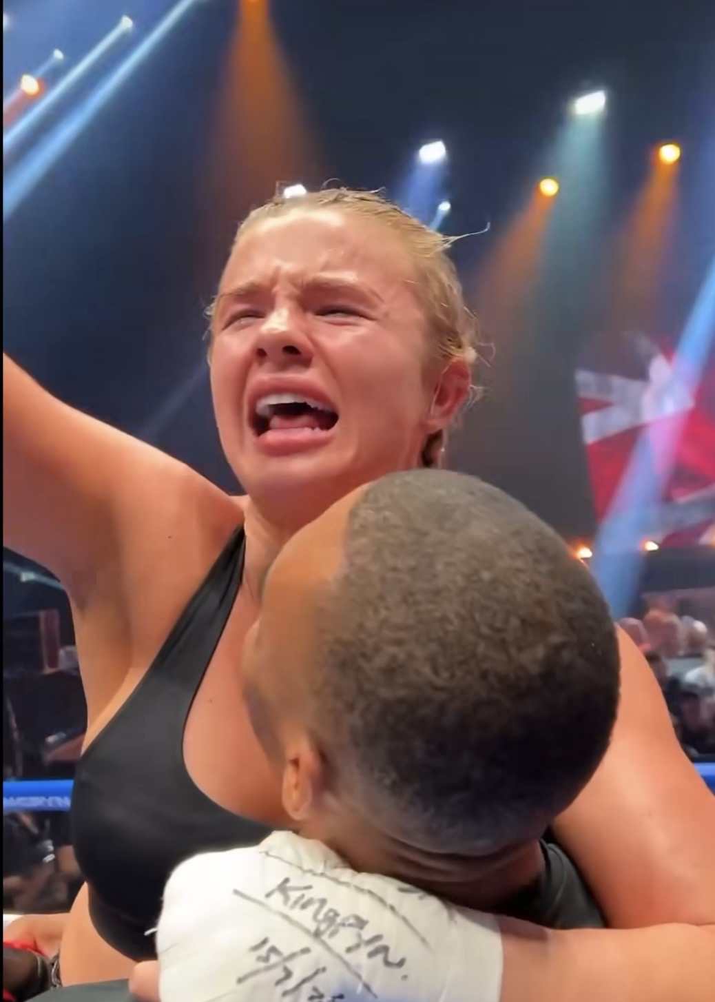 国外女网红在拳击比赛上获胜后突然撩起上衣庆祝事后道歉只是想表达