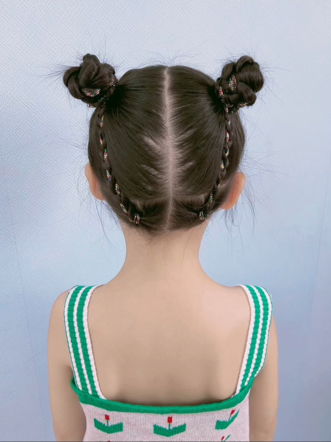 六一表演发型之彩绳丸子头,日常也可以编哦-度小视