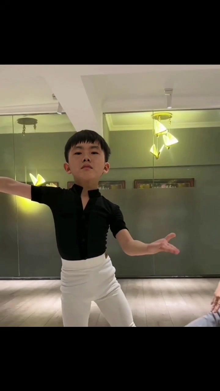小胖跳舞 拉丁男孩 小孩潮起来没大人什么事了 每一个舞蹈生都有一个