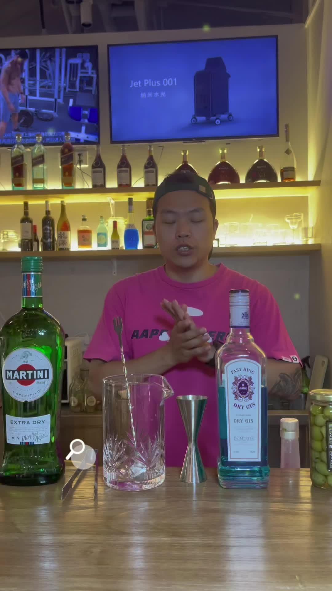 脏马天尼 有人看海有人被爱,有人喝酒到现在 酒杯太浅敬不到来日方长